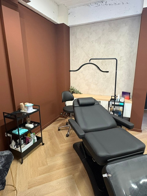 Behandelstoel voor wenkbrauw en wimper behandeling Aksent nail&brow bar Lier